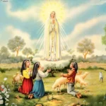 Nossa Senhora de Fátima com manto branco e coroa dourada, aparecendo às três crianças pastoras na Cova da Iria em 1917